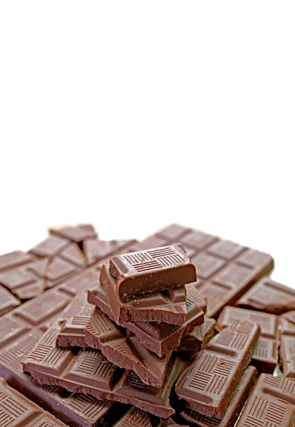Primer Plano Pedazos Chocolate Negro Apilados Sobre Fondo Blanco — Foto de Stock