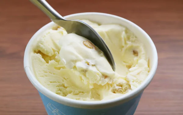 Крупный План Сбора Ложки Восхитительного Ромового Мороженого Изюмом — стоковое фото
