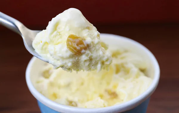Крупный План Ромового Мороженого Изюмом Ложке — стоковое фото