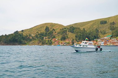 Titicaca Gölü 'nde Koşan Tekne, dünyanın en yüksek seyrüsefer alanı, Copacabana Kasabası, Bolivya, Güney Amerika