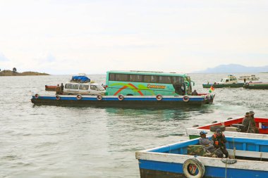 Titicaca Gölü, Bolivya, Güney Amerika 'daki Tiquina Boğazı' ndan geçen feribotlar ve otobüsler.