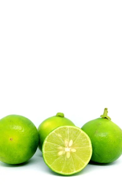 Nahaufnahme Der Hälfte Geschnitten Frische Limette Mit Ganzen Früchten Isoliert — Stockfoto