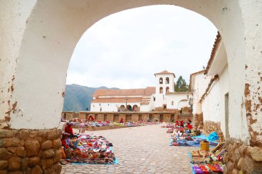 Chinchero Village Tepesi 'nin ana meydanı. Olağanüstü Koloni Kilisesi, Kutsal İnka Vadisi, Cuzco Bölgesi, Peru, Güney Amerika