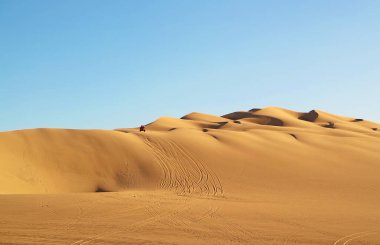 Güney Amerika 'nın Ica bölgesindeki inanılmaz Huacachina kum tepelerinde kum aracı koşuyor.