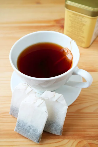 Tasse Heißer Tee Mit Teebeutel Auf Einem Holztisch — Stockfoto