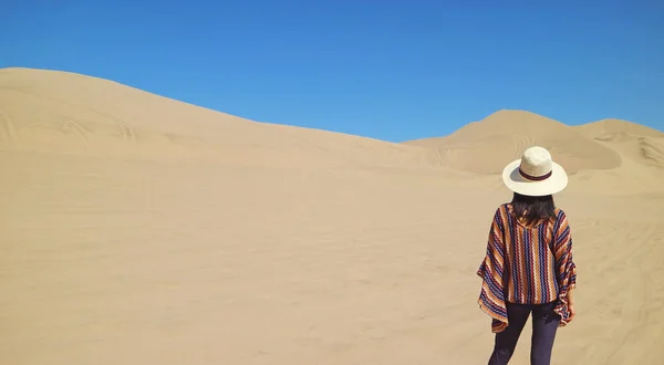 女性の旅行者は Huacachina砂漠 Ica地域 ペルー 南米の美しい砂丘を見て — ストック写真