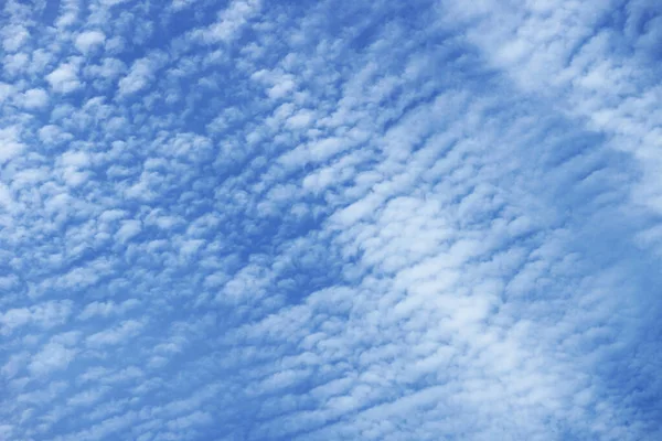 Όμορφα Άσπρα Σύννεφα Επιπλέουν Ζωντανό Μπλε Ουρανό — Φωτογραφία Αρχείου