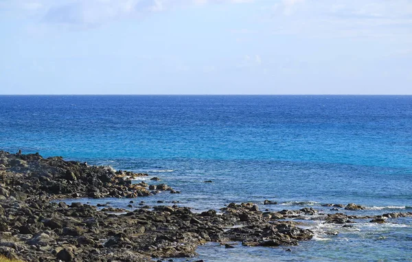 Vivid Blue Pacific Ocean Light Blue Sky Vista Ilha Páscoa — Fotografia de Stock