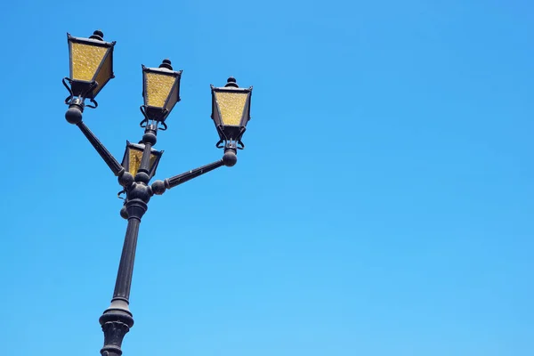 Luminária Rua Lindo Estilo Árabe Contra Céu Claro Azul Ensolarado — Fotografia de Stock