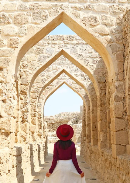 Visitante Feminina Caminhando Longo Dos Arcos Icônicos Qal Bahrein Forte — Fotografia de Stock