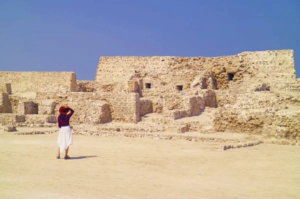Gość Jest Pod Wrażeniem Pozostałości Qal Bahrajnu Unesco Światowego Dziedzictwa — Zdjęcie stockowe