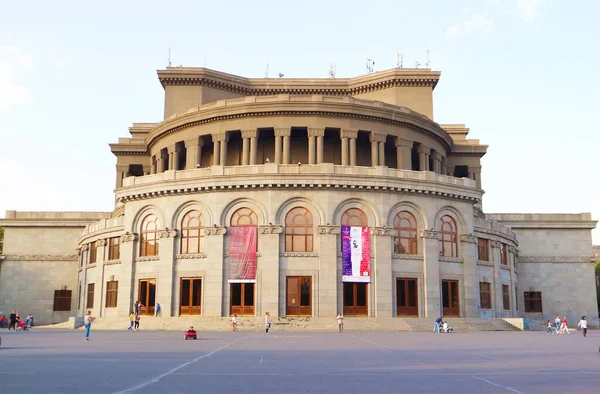 印象的なエレバン オペラ劇場は1933年から正式にオープンしました ダウンタウンエレバン アルメニア — ストック写真