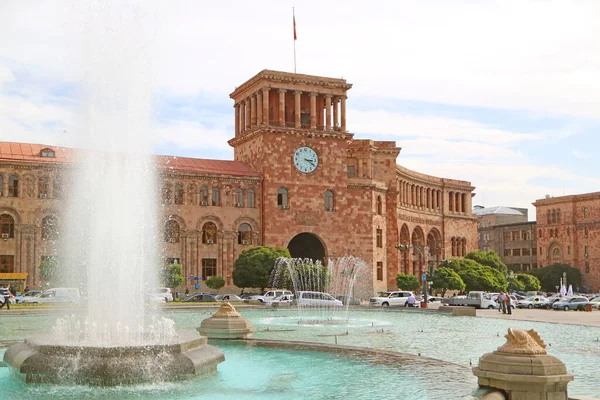 Casa Gobierno Con Hermosas Fuentes Ubicada Plaza República Ereván Armenia — Foto de Stock
