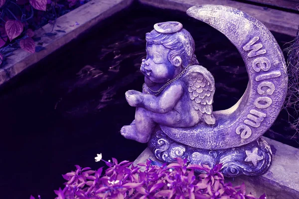 Surrealista Arte Pop Estilo Púrpura Escultura Ángel Sentado Luna Creciente — Foto de Stock