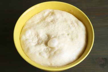 Kabarık hamurun bir karıştırma kabında yakınlaşması