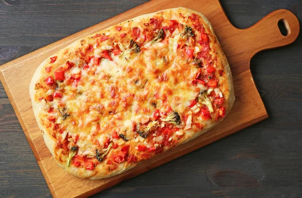 Freshly Baked Homemade Pizza Alla Pala Wooden Breadboard — Stock Photo, Image