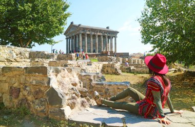 Ermenistan 'ın Kotayk ilindeki Antik Garni Pagan Tapınağı' nın Kadın Ziyaretçisi Etkileyici Manzarası