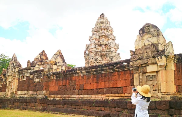 Viaggiatore Femminile Scattare Foto Prasat Sdok Kok Thom Khmer Temple — Foto Stock