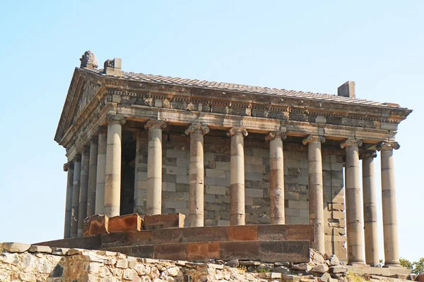 Der Antike Heidnische Garni Tempel Auf Dem Hügel Des Dorfes — Stockfoto