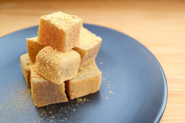 Warabimochi 'ye yakın çekim, Kinako unu ile kaplı lezzetli bir Japon geleneksel şekerlemesi.