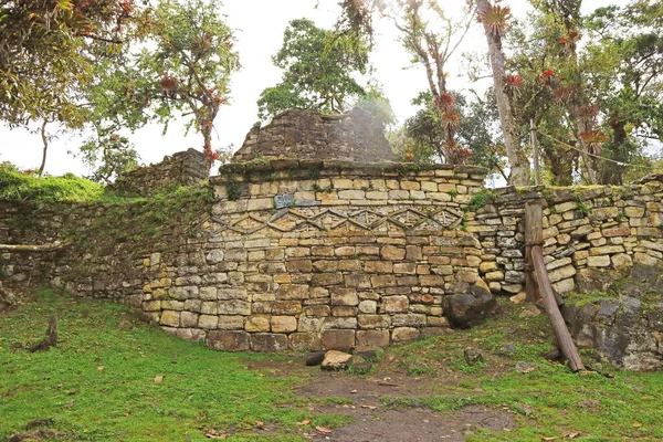 外側の壁にユニークな幾何学的なパターンを持つ象徴的な古代の石造りの円形の家の遺跡 アマゾン地域のKuelap遺跡 北ペルー 南アメリカ — ストック写真