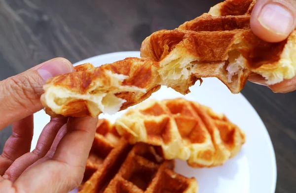 Nahaufnahme Von Hand Spalten Croffle Oder Croissant Waffle Blätterteig — Stockfoto
