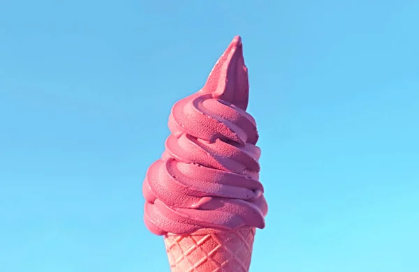 Köstliche Rosa Soft Serve Eiscreme Kegel Vor Blauem Sonnenhimmel — Stockfoto