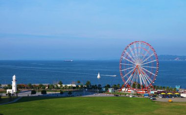 Gürcistan Adjara 'nın ünlü dönme dolabı ile Batumi Karadeniz Kıyısı Panoramik Hava Görüntüsü