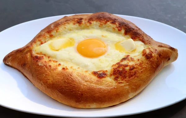 Closeup Delectable Adjaruli Khachapuri Traditional Georgian Cheese Egg Bread — Stock Photo, Image