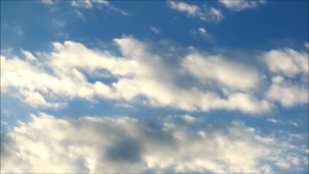 Time Lapse Imágenes Nubes Blancas Fluyendo Vibrante Cielo Azul — Vídeo de stock
