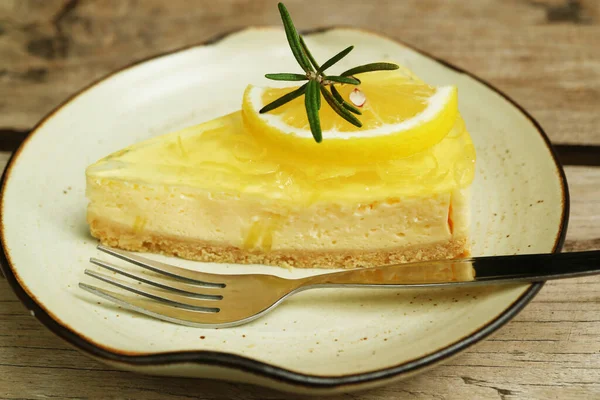 Крупный План Куска Аппетитного Сладкого Пирога Лимонным Кремом Белой Тарелке — стоковое фото