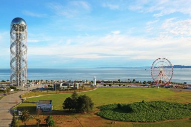 Alfabetik Kule, Karadeniz kıyısındaki 130 metre yüksekliğindeki Landmark, Gürcistan alfabesinin 33 harfini Meşhur Dönme Tekerleği, Batum, Georgia ile sembolize ediyor.