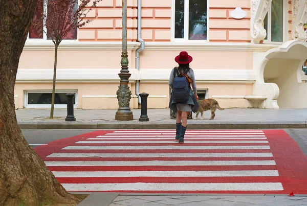 Aktywna Kobieta Czerwonym Kapeluszu Walking Red White Crosswalk — Zdjęcie stockowe