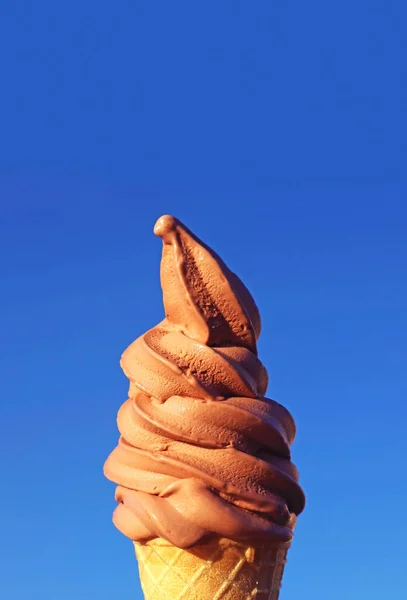 Chocolate Soft Serve Ice Cream Cone Contra Céu Azul Vibrante — Fotografia de Stock