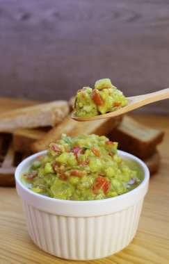 Arka planda Taze Taze Taze Guacamole ve Bulanık Tostların Yakın Çekimi