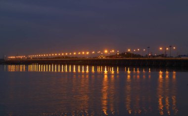 Gece Denizde Işıklandırma Yansıması Olan Köprü