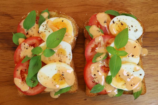 Par Delicioso Huevo Duro Con Albahaca Tomate Sandwiches Frente Abierto — Foto de Stock