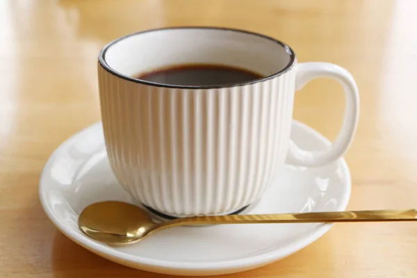 Tasse Schwarzer Kaffee Mit Löffel Isoliert Auf Holztisch — Stockfoto