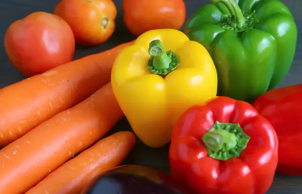 Penutup Paprika Kuning Merah Dan Hijau Dengan Sayuran Segar Lainnya — Stok Foto