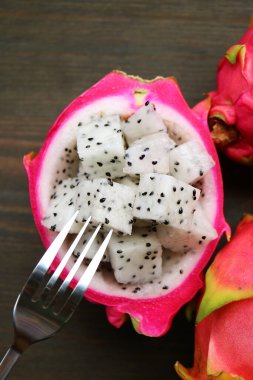 Çatal Kesilmiş Taze Olgun Ejderha Meyvesi Topluyor