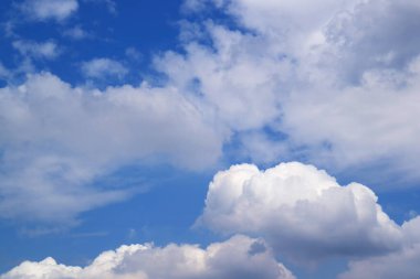 Güzel Beyaz Kabarık Bulutlar Sunny Blue Sky 'da yüzüyor