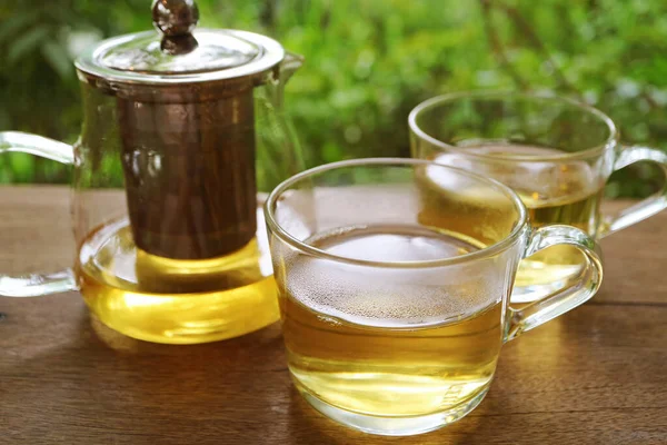 Zbliżenie Szklanek Gorącej Herbaty Czajnikiem Drewnianym Stole — Zdjęcie stockowe