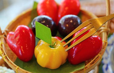 Mini Meyveler ve Sebzeler Tabağı Tayland Stili Marzipan Adı Kanom Look Choup, ünlü Tayland Geleneksel Tatlısı