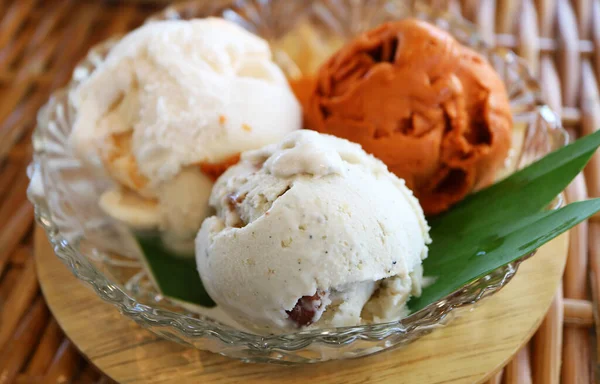 グラスボウルの甘味タイ茶とココナッツミルクアイスクリームの3つのスコップのクローズアップ — ストック写真