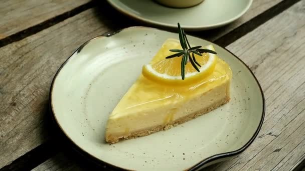 叉子勺美味甜柠檬奶油芝士派的镜头 — 图库视频影像
