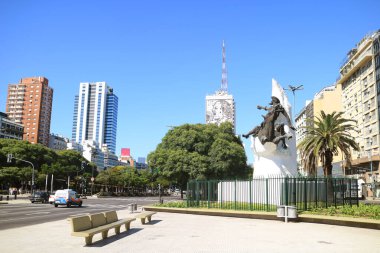 Buenos Aires 'teki Avenida 9 de Julio Bulvarı Sağlık Bakanlığı ve Kamu İşleri Bakanlığı' nın etkileyici binasıyla Eva Peron 'un görüntüsünü Arjantin, Güney Amerika' daki
