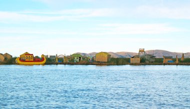Titicaca Gölü, Puno, Peru, Güney Amerika 'da geleneksel Totora Reed Tekneleri ile Uros Yüzen Adaları