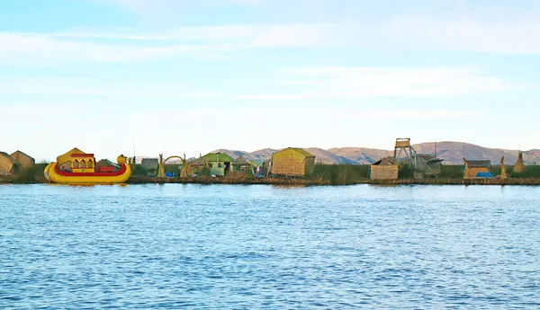 Плавающие Острова Урос Традиционными Лодками Totora Reed Озере Титикака Пуно — стоковое фото