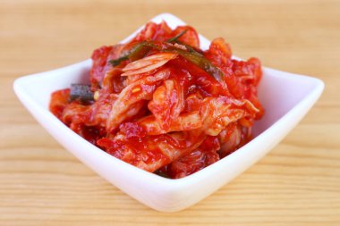 Kimchi 'ye yakın plan, Tahta Arkaplanda Beyaz Kasede Iconic Kore yemeği