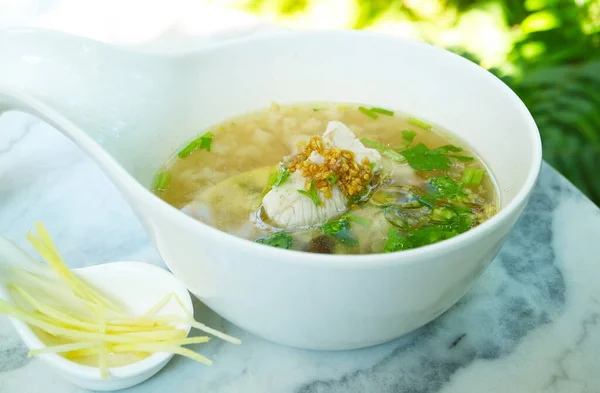 Köstlicher Chinesischer Reisbrei Mit Fisch Auf Dem Tisch — Stockfoto